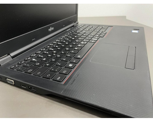 Laptop Fujitsu Fujitsu E558 - i5-8250U 8GB 256 GB FHD W10 Pro COA